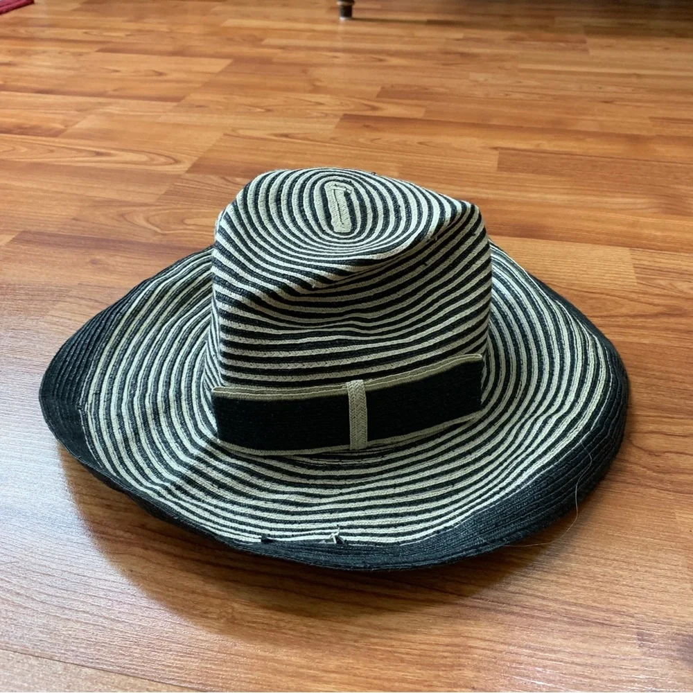 3/$20 Folio striped hat - Picture 2 of 4